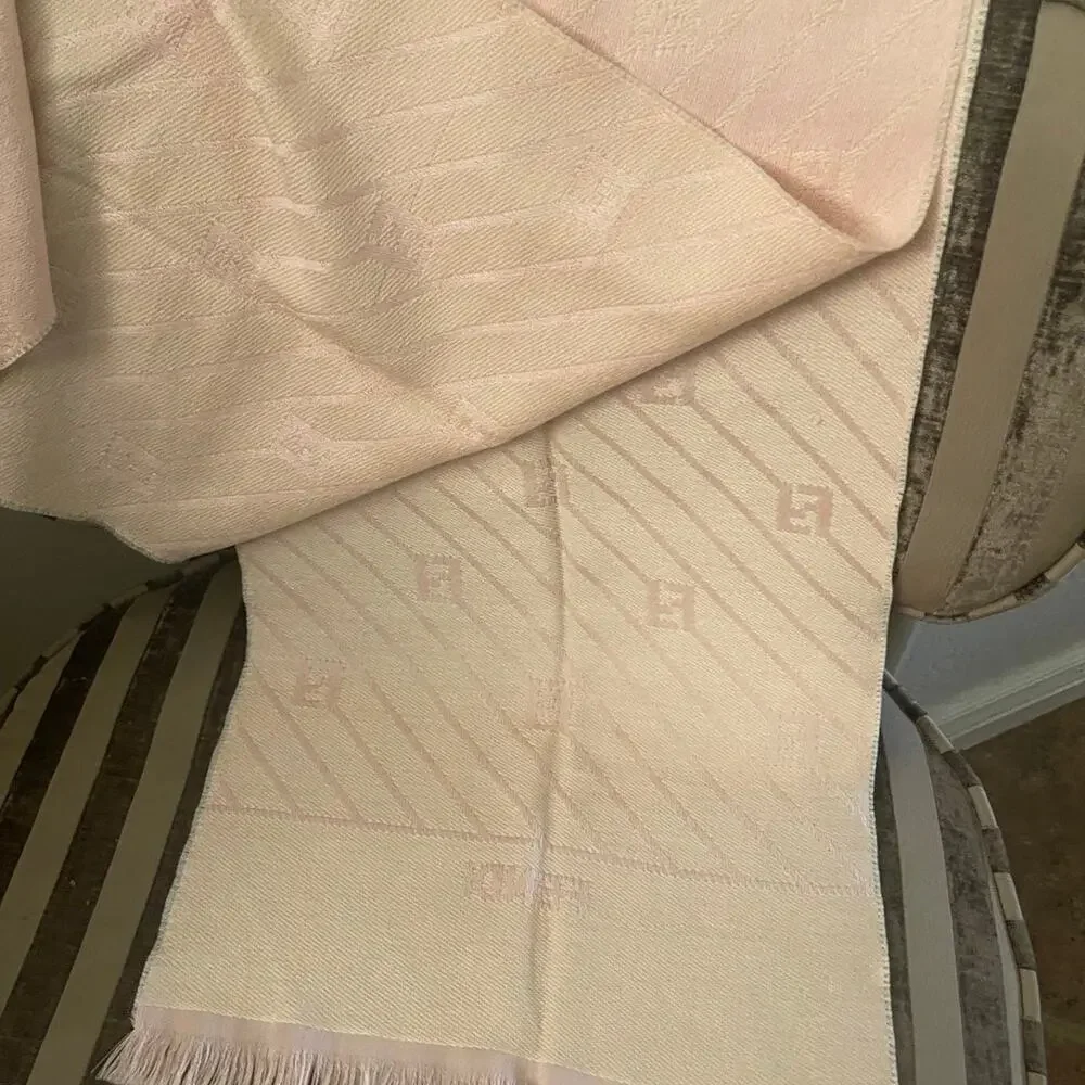 Fendi 100% wool pale pink scarf